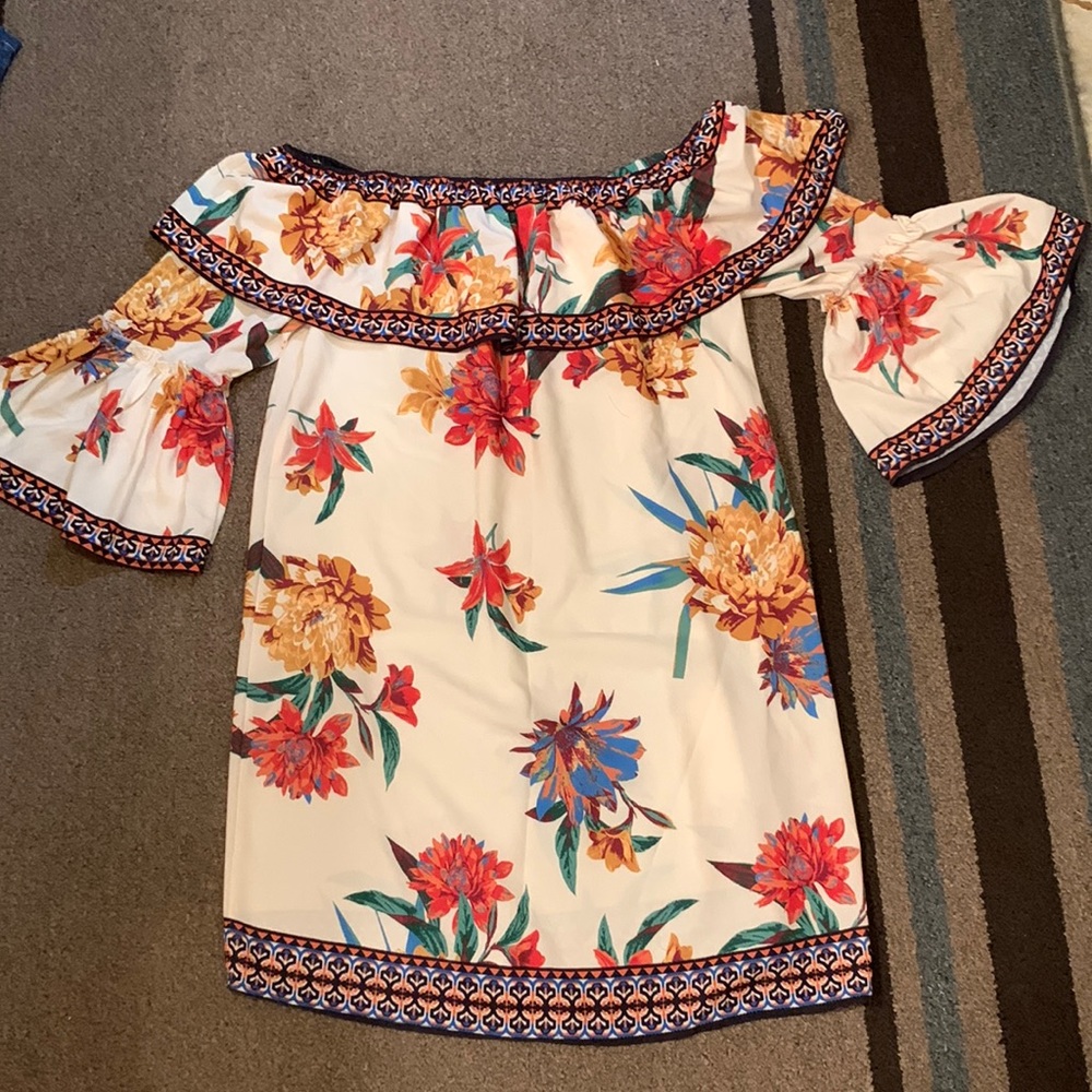 Ladies Small above knee off shoulder dress. I think it fits like a Medium